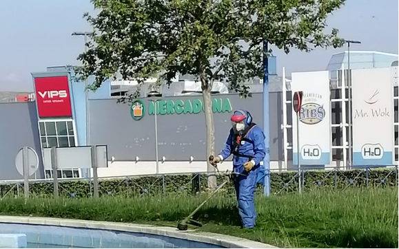 Un jardinero de Rivamadrid corta el césped (foto: Rivamadrid).