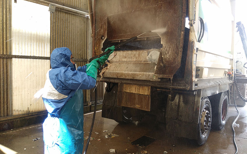 Técnico realizando limpieza de camión